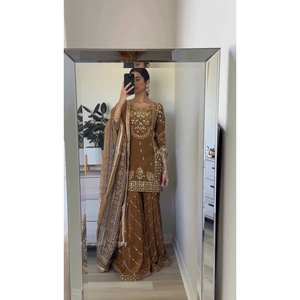 Vêtements indiens et pakistanais avec un look unique, travail de broderie lourd de créateur, plazzo et dupatta - Product Image 4