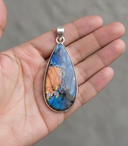 Pendentif en argent tibétain avec labradorite naturelle, forme d'ailes, style chrétien vintage, tendance pour femmes - Product Image 3