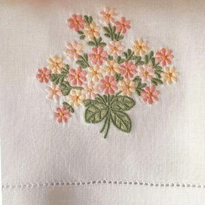 Toalla de Lino Blanca para Invitados al por Mayor, Servilleta de Té con Bordado Personalizado de Flores Rosas y Dobladillo, Lavable a Máquina, para Hogar, Hotel y Bodas - Product Image 2