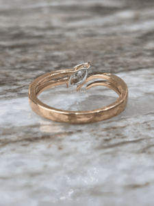 Anillo de compromiso solitario con diamante cultivado en laboratorio Marquise, certificado IGI, 0.20 ct, oro rosa, diseño minimalista abierto con engaste de púas - Product Image 1