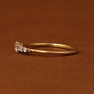 Anillo de Compromiso con 5 Diamantes Redondos Cultivados en Laboratorio, Oro Sólido de 14K, Banda de Diamantes Graduados, Anillo Minimalista - Product Image 6