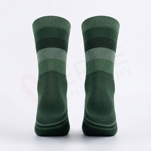 Chaussettes ras du cou pour hommes, rayées, en coton tricoté, respirantes, pour usage quotidien en automne, style classique - Product Image 2