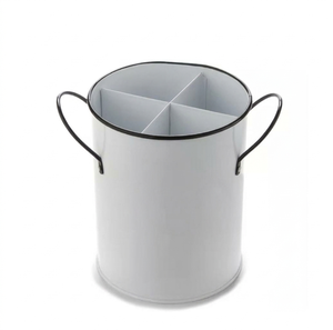 Cesta de Almacenamiento Redonda de Metal Blanco con 4 Compartimentos y Asas, Organizador Vertical para Cubiertos y Platos en la Sala de Estar - Product Image 1