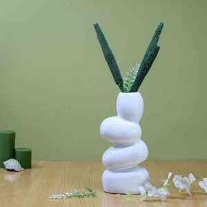 Artisanat abstrait moderne en céramique blanche avec des tiges botaniques vertes, décoration minimaliste pour la maison, nature morte sur table en bois - Product Image 1