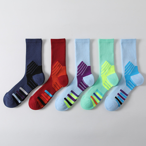 Chaussettes de sport personnalisées en Spandex/Polyester pour l'automne, montantes jusqu'au genou, écologiques, à séchage rapide et respirantes, pour équipes de basketball, vente en gros - Product Image 5