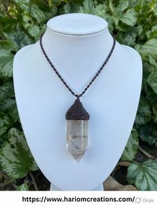 Collier Statement Bohème en Macramé avec Pendentif Pointe de Cristal de Quartz Clair Naturel, Fait Main, Énergie Guérison, Réglable, Thème Bouddhisme et Papillon - Product Image 3