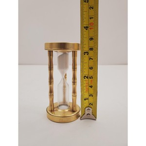 En promotion : Sablier artisanal en laiton, style Mid-Century Modern, avec tube en verre et cadre orné, écologique et portable pour un chronométrage précis - Product Image 5