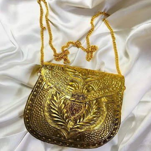 Bolso de mano antiguo de latón plateado con intrincados detalles florales en metal, motivo central decorativo, disponible a precio de mayoreo. - Product Image 4