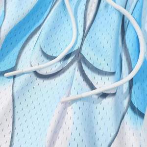 Shorts de malla transpirable con textura suave y corte moderno, diseñados para brindar comodidad, flexibilidad y un estilo informal sin esfuerzo. - Product Image 3