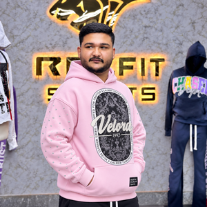Sweat-shirt à capuche unisexe personnalisé en molleton épais, style streetwear, avec motifs graphiques, manches ornées de strass, poche kangourou et étiquette personnalisée - Product Image 3