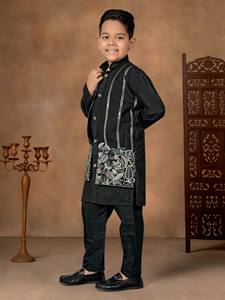 Sherwani pour homme style gothique baroque avec ailes, en micro-velours, entièrement orné, col mandarin, tenue de mariage traditionnelle lourde - Product Image 3