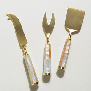 Ensemble de couteaux à fromage faits à la main avec manche en nacre et lames en acier inoxydable poli miroir, pour une dégustation luxueuse à la maison et comme cadeau de mariage - Product Image 6