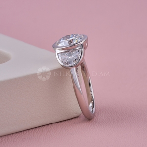 Bague en or jaune à trois pierres de diamant de taille ronde au design tendance, bague en diamant créé en laboratoire, bijoux en diamant de qualité supérieure pour femmes - Product Image 4