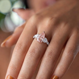 Anillo de compromiso único y elegante con diamante rosa en forma de pera cultivado en laboratorio, chapado en oro, con piedras laterales de media luna y base con halo oculto. - Product Image 5