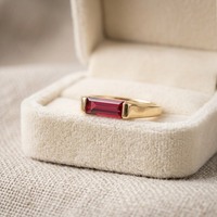 Zierlicher Baguette CZ Rubin Ring 14K Massivgold Roter Edelstein Minimalistischer Stapelbarer Versprechen-Ring Jubiläumsschmuck für Frauen