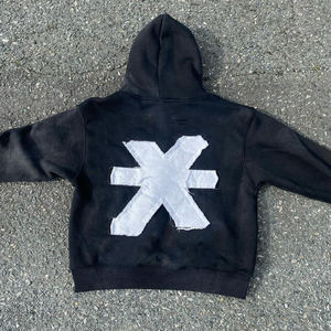 Sudadera con Capucha Gráfica, 100% Algodón Felpa, Corte Regular, Estilo Casual Urbano, Estética Moderna y Limpia, Estilo Monocromático de Alto Contraste - Product Image 2