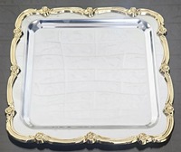 Plateau de service carré élégant avec finition argentée et bordure florale dorée pour la présentation sur table, service de thé, café et collations
