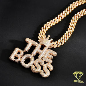 Joyería de Lujo con Diamante Moissanite, Placa con Nombre THE BOSS, con Detalle de Corona, Estilo Personalizado Audaz, Colgante con Letra, Detalles Brillantes - Product Image 2
