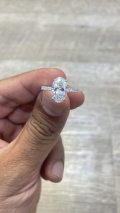 Anillo de Compromiso con Diamante Cultivado en Laboratorio, Corte Ovalado de 3.01CT, Certificado, en Oro Blanco de 14KT, Unisex, Color E-F, Claridad VS1, de Lujo - Product Image 2
