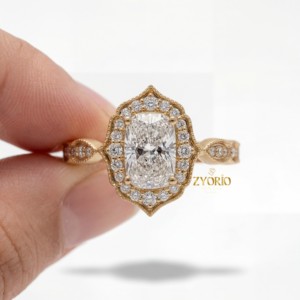 Bague de fiançailles vintage en or 10K avec diamant de laboratoire taille coussin, halo et milgrain, bague de mariée antique, bijoux fins pour femme - Product Image 2