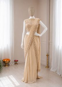 Ontwerpers feestkleding met borduurwerk, pailletten, sterrenmotief, georgette lehenga en bijpassende pallu sari met gestikte blouse - Product Image 5
