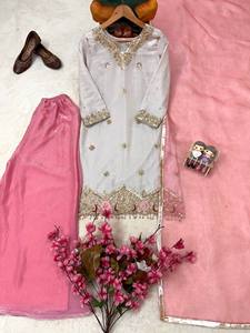 Ensemble Kurti Sharara Gharara brodé traditionnel rose et violet en crêpe de soie, tenue ethnique de créateur indienne et pakistanaise pour mariage - Product Image 2