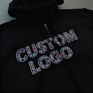 Sudadera con capucha y cremallera extragrande para hombre, con logo de diamantes de imitación personalizado en la parte delantera, estilo streetwear, y pantalones cargo rosas a juego. - Product Image 4