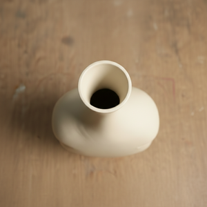 Jarrón de flores de aluminio fundido de lujo con recubrimiento en polvo color crema, escultura moderna de estilo nórdico con diseño en capas para decoración moderna del hogar y de la mesa. - Product Image 5