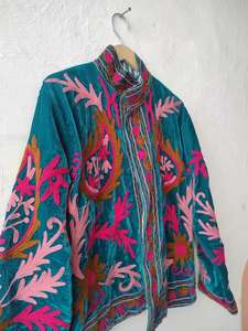 Chaqueta Bomber de Terciopelo Bordada Estilo Suzani, Hecha a Mano en India, Reversible, Ecológica, Transpirable, de Invierno, Unisex, para Mujer - Product Image 4