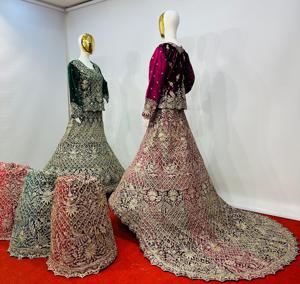 7 diseños reales en 5 colores para novias Lehenga de corte de terciopelo de diseñador con trabajo pesado completo y Grand Trail - Product Image 4