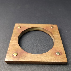 Brazalete Cuadrado de Madera Único con Incrustaciones de Latón – Pulsera Moderna de Madera Sostenible con Diseño Geométrico – Hecho a Mano, Minimalista - Product Image 3