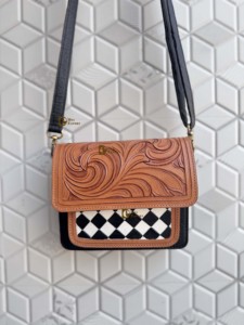 Bolso bandolera de cuero con grabado artesanal, tamaño pequeño, diseño a cuadros, bolso cruzado para mujer, uso diario, con correa para el hombro. - Product Image 4