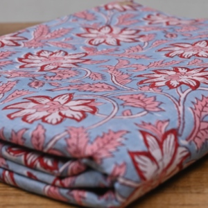 Tissu en coton imprimé à la main motif floral bleu de designer, motif de fleurs rouges et de feuilles roses pour robes, kurtis, coussins - Product Image 5