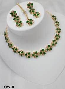 Nouvelle conception, collier et boucles d'oreilles ajustables en alliage plaqué or, faits à la main, ethniques, sertis de zircon, perles vertes et Kundan, pour femme, mariage - Product Image 5