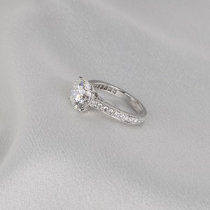 แหวนเพชรทรงกลม 3 กะรัต D VS1 ได้รับการรับรองจาก IGI เพชรเพาะเลี้ยงในห้องปฏิบัติการ ประดับเพชรรอบวงแบบซ่อน 14k ทองคำขาว - Product Image 4