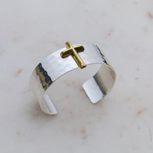 Bracelet manchette croix bicolore en laiton - Jonc religieux martelé argent et or - Bijoux chrétiens en métaux mixtes - Product Image 4