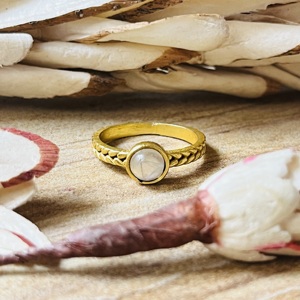 Bagues en pierre de lune, style bohème, avec bande tressée, bijoux minimalistes en laiton pour femme, plaqué or 18 carats, solitaire délicat, favoris des marchés, vente en gros/OEM - Product Image 1