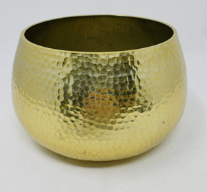 Finition en laiton doré brillant avec une texture martelée à la main sur toute la surface, profil bombé profond et arrondi avec un bord supérieur effilé. - Product Image 2