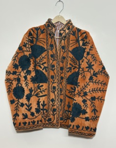 Veste en velours brodée à la main Maaunique Vintage Suzani pour femmes, motif floral automne/hiver, veste bomber en coton entièrement respirante - Product Image 1