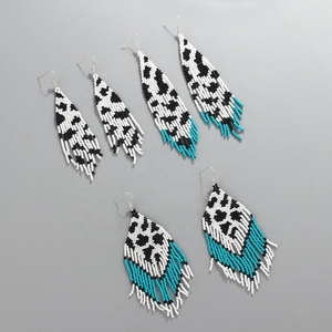 Nouvelle Arrivée Boucles d'Oreilles Huggie pour Femme, Motif Animalier Tressé à la Main, Design à Pompons Tendance, Perles de Rocaille Frangées pour Sublimer Votre Style - Product Image 1