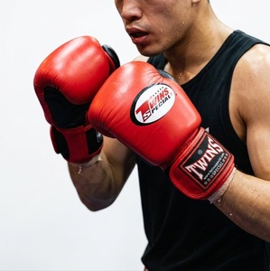 Fabricant de gants de boxe personnalisés – Gants de sparring haut de gamme en cuir de vachette véritable pour l'entraînement de fitness, le kickboxing et le Muay Thai (fermeture à scratch) - Product Image 2