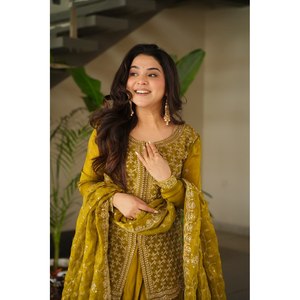 Salwar Kameez de Seda para Fiesta, Conjunto Bordado de Top, Pantalón y Dupatta - Product Image 4