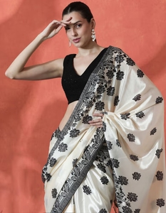 Sari KV de Seda Chinon con Estampado Floral Tradicional, Listo para Usar, con Blusa sin Coser para Fiestas y Eventos - Product Image 1
