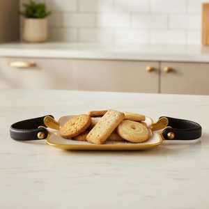 Bandeja Decorativa Irregular Moderna de Aluminio Chapado en Oro, Hecha a Mano por Artesanos de Jaffs Exports, con Asas de Cuero Negro, Paquete Individual - Product Image 3