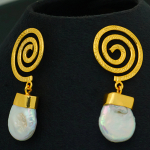 Hermosos Pendientes Colgantes de Latón Chapado en Oro con Piedras de Ópalo y Diseño de Mariposa para Mujer, Ideales para Fiestas y Regalos - Product Image 1