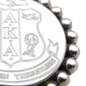 Collar con Colgante de Escudo con Adornos de Cuentas Plateadas para Mujer, Joyería Elegante Inspirada en Hermandades, Diseño Clásico de Escudo, Accesorios de Moda - Product Image 4