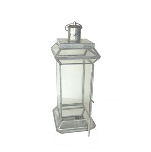 Lanterne à bougie rectangulaire haute en métal argenté galvanisé avec panneaux en verre, poignée à boucle supérieure et loquet, pour centre de table décoratif - Product Image 1