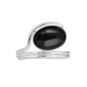 Bague vintage Gourik en argent sterling 925 poli miroir avec onyx noir ovale serti en cabochon, faite à la main par un artisan de précision pour femme - Product Image 2