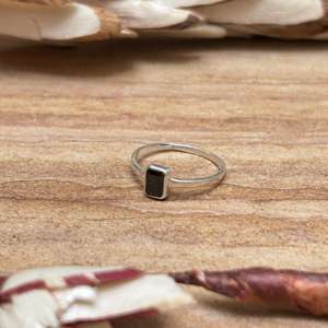 Anillo de Boda Moderno Rectangular Minimalista de Ónix Negro con Corte Esmeralda, Geométrico, Chapado en Plata y Oro de 18K para Mujer, Venta al por Mayor - Product Image 1