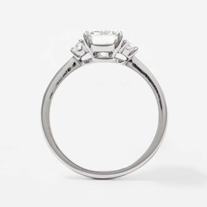 Bague de fiançailles de créateur en or blanc 4K avec trois diamants de 3,00 carats taille émeraude VVS+ cultivés en laboratoire, sertis à griffes, certifiée IGI - Product Image 5